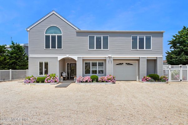 Attached, Exterior, Facade, Farmhouse