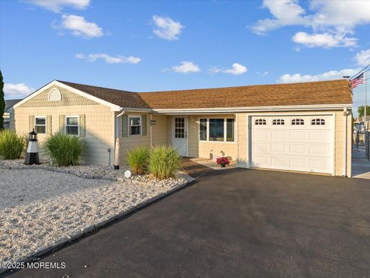 Attached, Exterior, Facade, Ranch