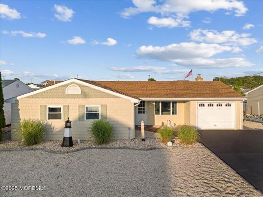 Attached, Exterior, Facade, Ranch