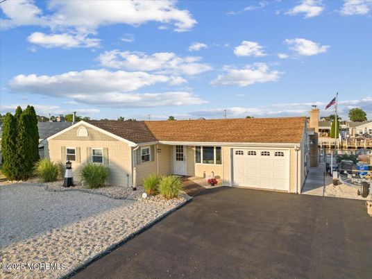 Attached, Exterior, Facade, Ranch