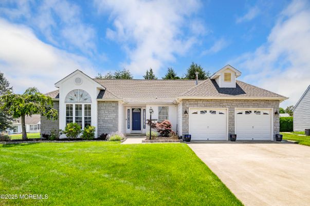 Attached, Exterior, Facade, Cape Cod