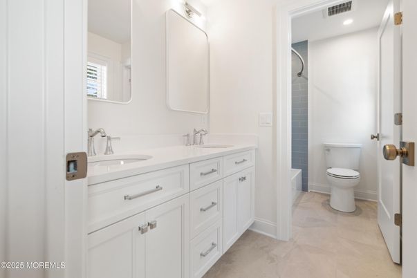 Bathroom, Dual Sink Vanities, Interior, Recessed Lighting