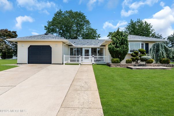 Attached, Exterior, Facade, Ranch