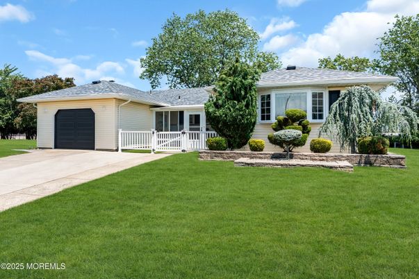 Attached, Exterior, Facade, Ranch