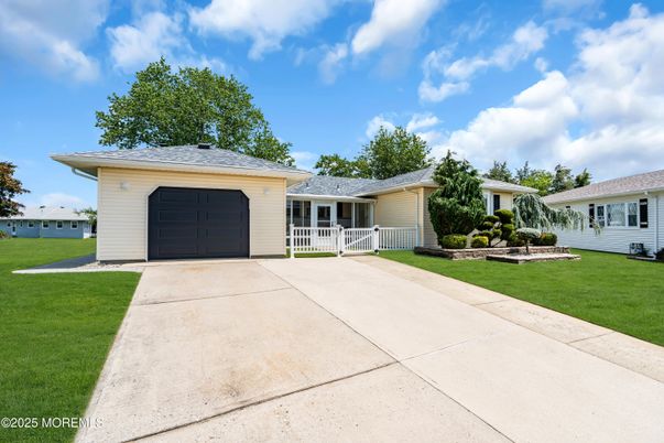 Attached, Exterior, Facade, Ranch