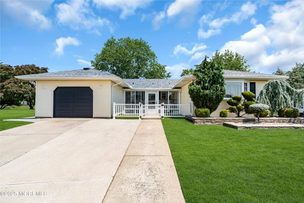 Attached, Exterior, Facade, Ranch