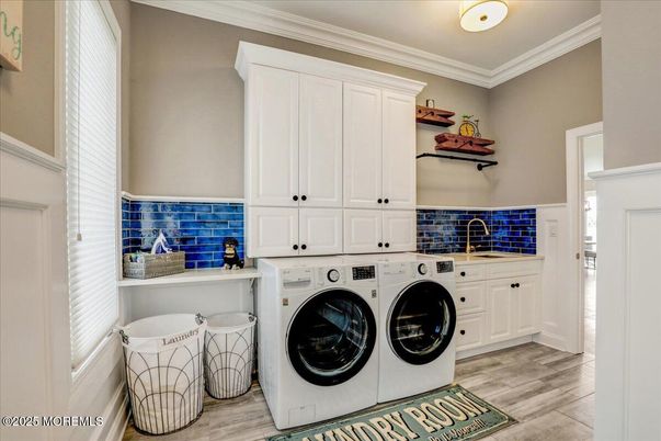 Interior, Washer, Wood Texture Flooring