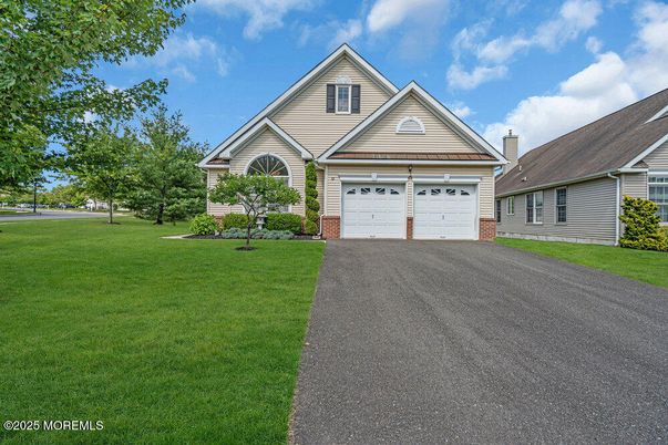 Attached, Exterior, Facade, Ranch