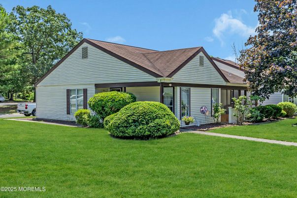 Exterior, Facade, Ranch