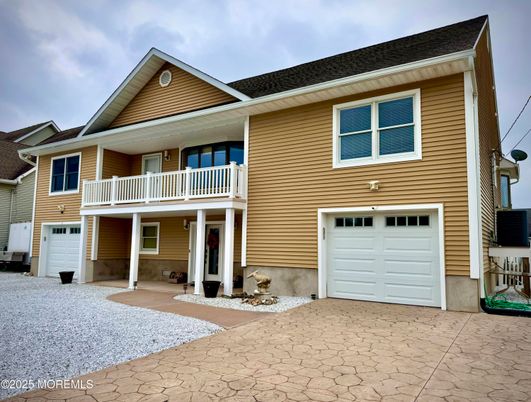 Attached, Exterior, Facade, Rowhouse