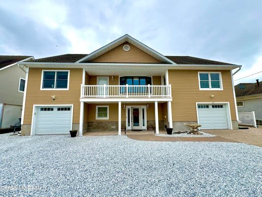 Attached, Exterior, Facade, Raised Ranch