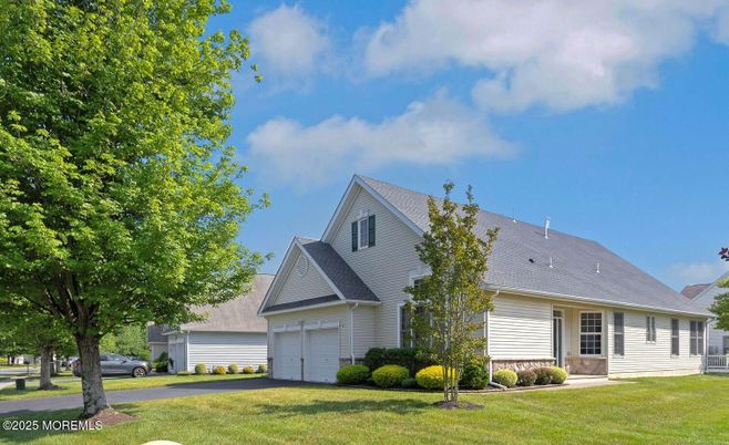Attached, Exterior, Facade, Cape Cod