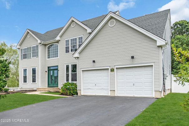 Attached, Exterior, Facade, Brick Traditional