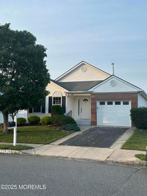 Attached, Exterior, Facade, Brick Facade, Ranch