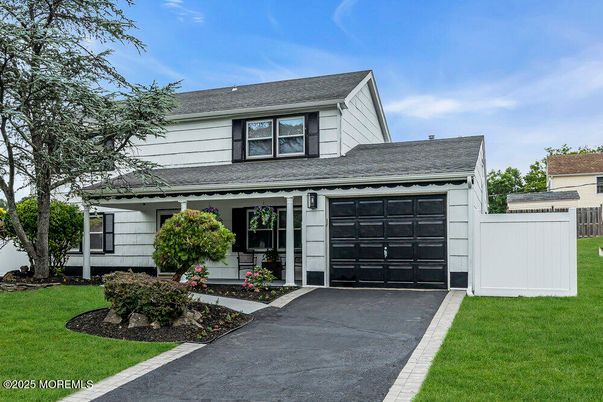Attached, Exterior, Facade, Farmhouse