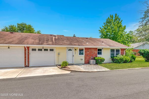 Attached, Exterior, Facade, Ranch
