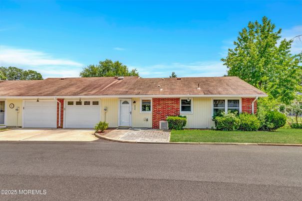Attached, Exterior, Facade, Ranch