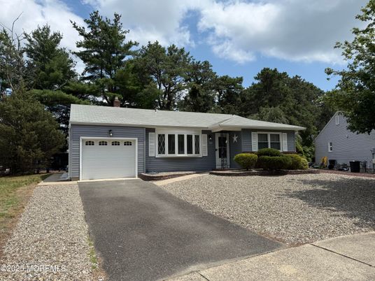 Attached, Exterior, Facade, Ranch