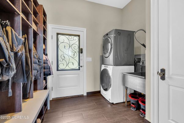 Interior, Utility Closets, Washer, Wood Texture Flooring
