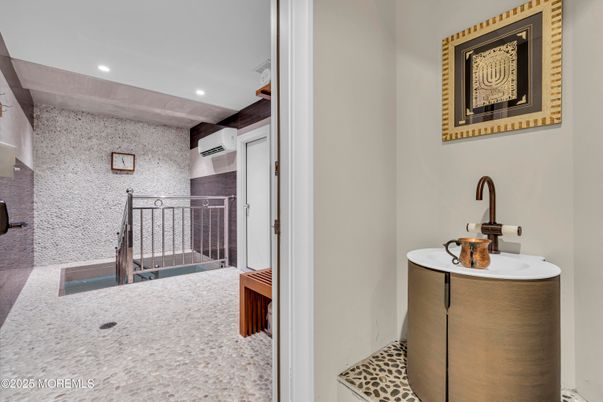 Bathroom, Interior, Recessed Lighting