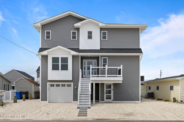 Attached, Exterior, Facade, Rowhouse