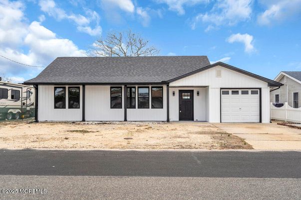 Attached, Exterior, Facade, Ranch