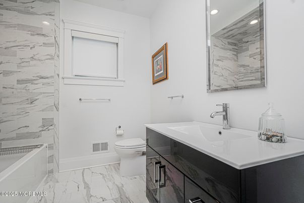 Bathroom, Interior, Marble, Marble Walls, Recessed Lighting