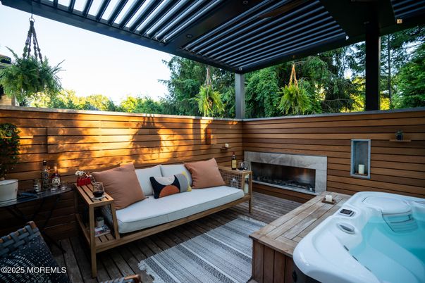 Exterior, Fireplace, Hot Tub