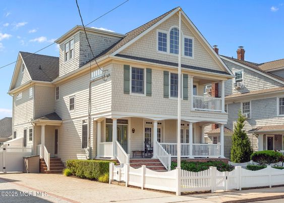 Exterior, Facade, Queen Anne Victorian