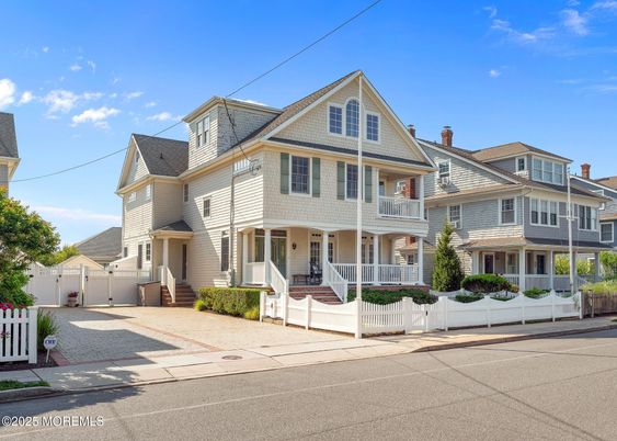 Exterior, Facade, Queen Anne Victorian
