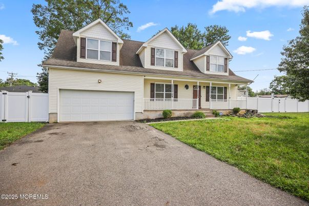 Attached, Exterior, Facade, Cape Cod