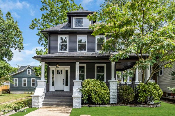 Exterior, Facade, American Foursquare