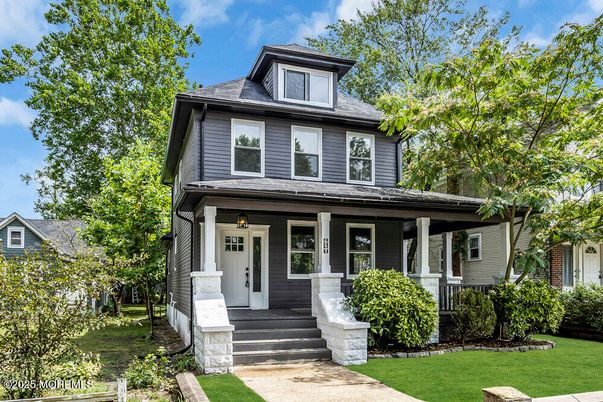 Exterior, Facade, American Foursquare