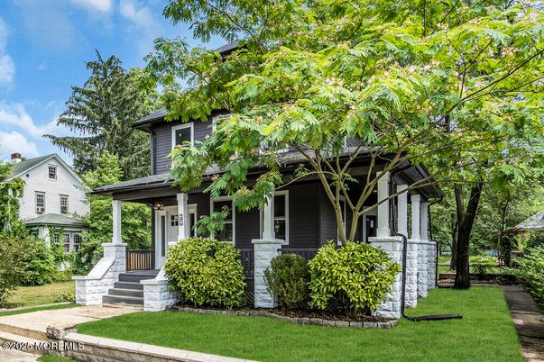 Exterior, Facade, American Foursquare