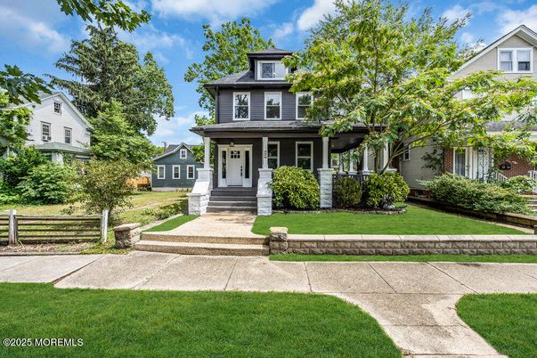 Exterior, Facade, American Foursquare