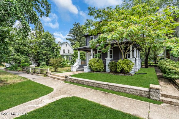 Exterior, Facade, American Foursquare