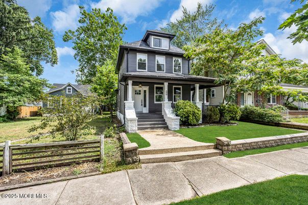 Exterior, Facade, American Foursquare