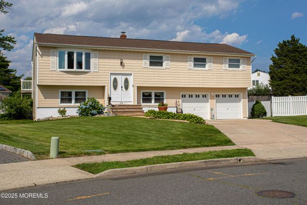 Attached, Exterior, Facade, Raised Ranch
