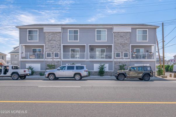 Exterior, Facade, Rowhouse