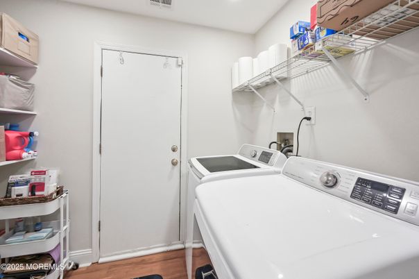 Interior, Recessed Lighting, Washer, Wood Texture Flooring