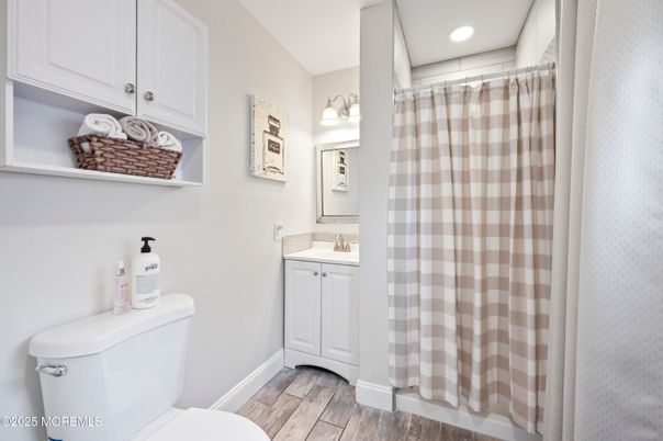Bathroom, Interior, Recessed Lighting, Wood Texture Flooring