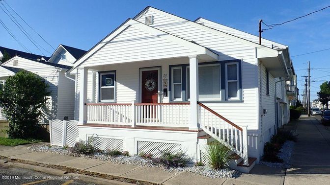 Exterior, Facade, Queen Anne Victorian