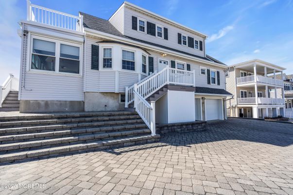 Attached, Exterior, Facade, Rowhouse