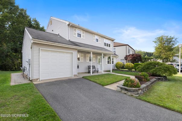 Attached, Exterior, Facade, Cape Cod