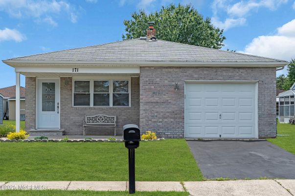 Attached, Exterior, Facade, Brick Facade, Ranch