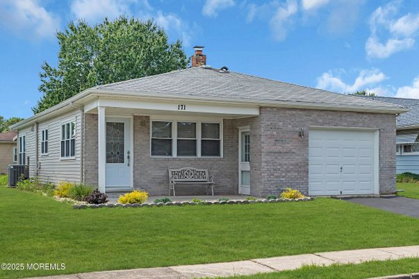 Attached, Exterior, Facade, Brick Facade, Ranch