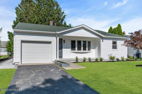 Attached, Exterior, Facade, Ranch