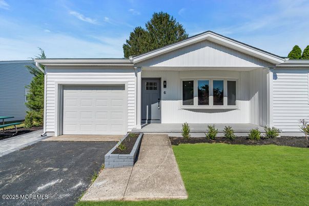 Attached, Exterior, Facade, Ranch