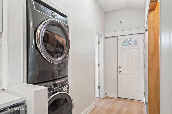 Interior, Utility Closets, Washer, Wood Texture Flooring