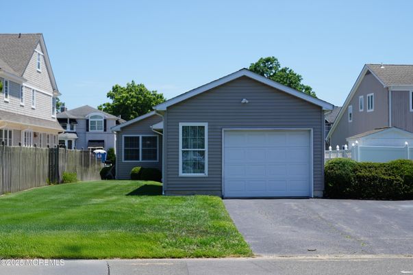 Attached, Exterior, Facade, Ranch